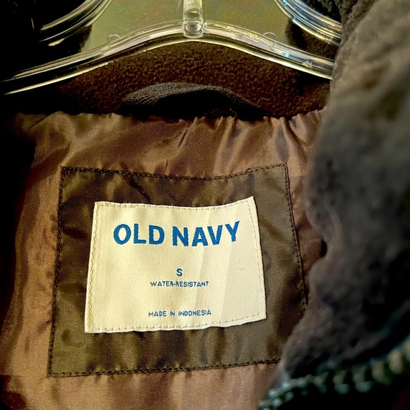 Men’s Black Old Navy Vest size small hood condition barely worn. - Picture 3 of 3